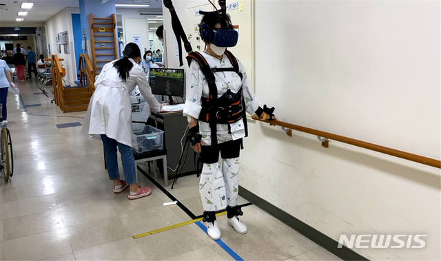 [서울=뉴시스] 레일과 체중 지지 시스템을 이용한 보행 및 균형 훈련. (사진=강동경희대병원 제공). 2021.01.22.