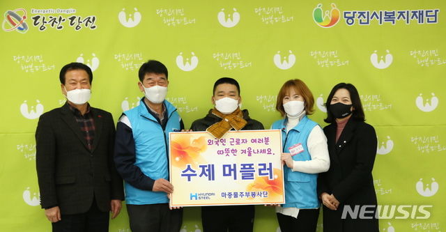 현대제철 주부봉사단, 수제 목도리 근로자에게 전달 