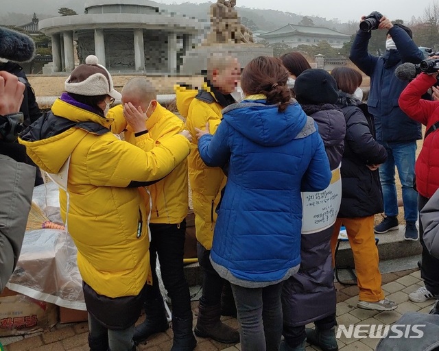 [서울=뉴시스] 김승민 수습기자 = 세월호 참사를 둘러싼 의혹 관련 재수사에 나섰던 검찰이 고(故) 임경빈군 구조 지연 의혹 등을 무혐의 처분한 가운데, 유가족들이 검찰 특별수사단(특수단)의 수사를 규탄하고 문재인 대통령의 책임을 촉구하는 기자회견을 열었다. 기자회견 이후 삭발식에 동참한 일부 유가족들은 서로를 끌어안고 눈물을 흘렸다. 2021.01.22. ksm@newsis.com