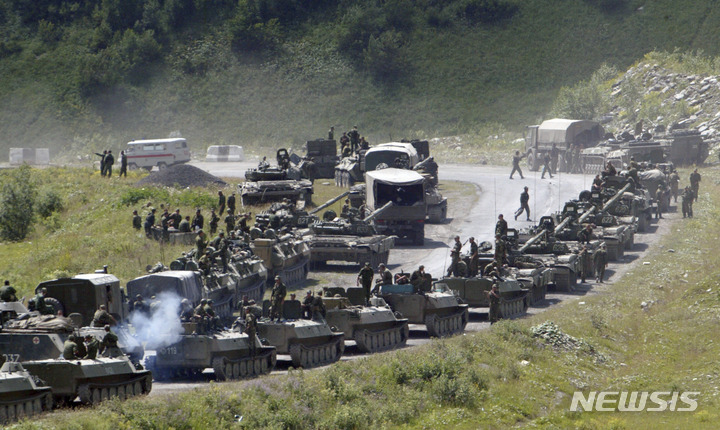[남오세티야=AP/뉴시스] 지난 2008년 8월9일 러시아군이 남오세티야 수도 츠힌발리로 진군하는 모습. 2022.03.31.