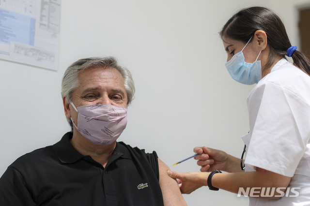 [AP/뉴시스] 1월21일(현지시간) 알베르토 페르난데스 아르헨티나 대통령이 러시아가 개발한 코로나19 백신인 스푸트니크V를 접종받고 있다. 아르헨티나 대통령 공보실 제공. 2021.04.03. 