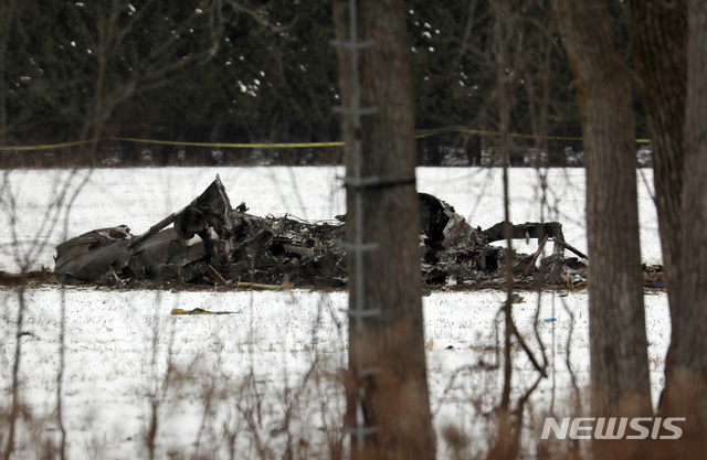 [ 뉴욕= AP/뉴시스] 뉴욕에서 추락한 의료구조용 육군헬기 UH-60 블랙 호크의 잔해가 뉴욕주 멘든 부근 눈벌판에 남아있다. 20일 발생한 이 사고로 구조훈련비행을 하던 3명의 주 방위군이 목숨을 잃었다.  