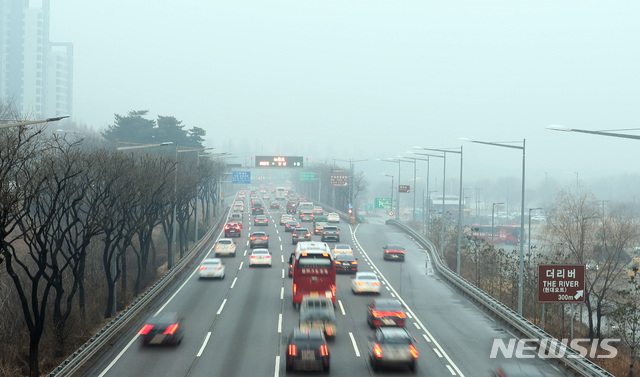[서울=뉴시스]이영환 기자 = 22일 오전 서울 반포대교에서 바라본 올림픽대로 인근에 안개가 끼어 있다. 2021.01.22. 20hwan@newsis.com