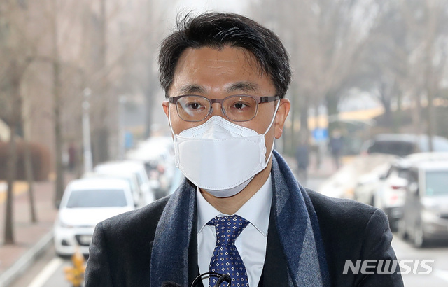 [과천=뉴시스]이영환 기자 = 김진욱 고위공직자범죄수사처(공수처) 처장이 22일 오전 경기 과천시 공수처로 출근하며 취재진의 질문에 답하고 있다. 2021.01.22. 20hwan@newsis.com