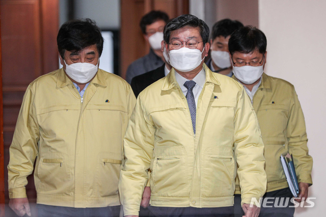 [서울=뉴시스]김명원 기자 = 전해철(가운데) 행정안전부 장관과 한상혁(왼쪽) 방송통신위원장이 22일 서울 종로구 정부서울청사에서 열린 코로나19 대응 중대본회의'에 참석하고 있다. (공동취재사진) 2021.01.22. photo@newsis.com