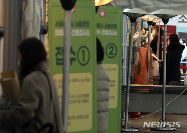 [서울=뉴시스]최진석 기자 = 22일 오전 서울광장에 마련된 임시 선별검사소에서 시민들이 신종 코로나바이러스 감염증(코로나19) 검사를 받기 위해 줄지어 대기하고 있다. 2021.01.22. myjs@newsis.com