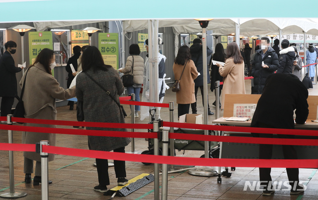 [서울=뉴시스]최진석 기자 = 신종 코로나바이러스 감염증(코로나19) 확진자가 3차 유행 이후 두달여 만에 최소인 346명으로 집계된 22일 오전 중구 서울광장에 마련된 중구임시선별검사소에서 사람들이 코로나19 검사를 받기 위해 줄지어 대기하고 있다. 2021.01.22. myjs@newsis.com