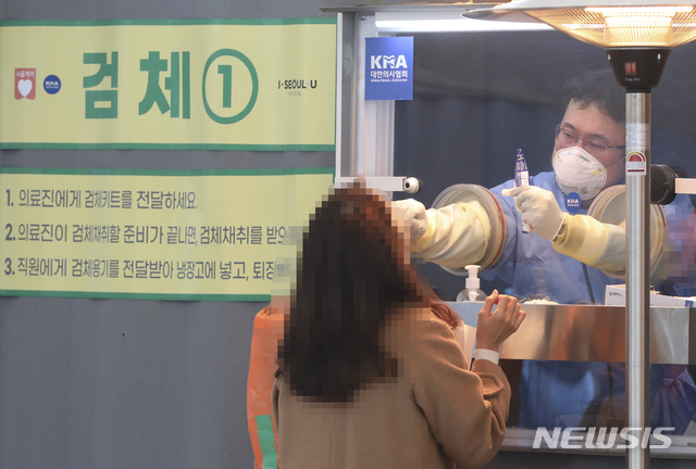 [서울=뉴시스]최진석 기자 = 신종 코로나바이러스 감염증(코로나19) 확진자가 3차 유행 이후 두달여 만에 최소인 346명으로 집계된 22일 오전 중구 서울광장에 마련된 중구임시선별검사소에서 한 사람이 검체 채취 검사를 받고 있다. 2021.01.22. myjs@newsis.com