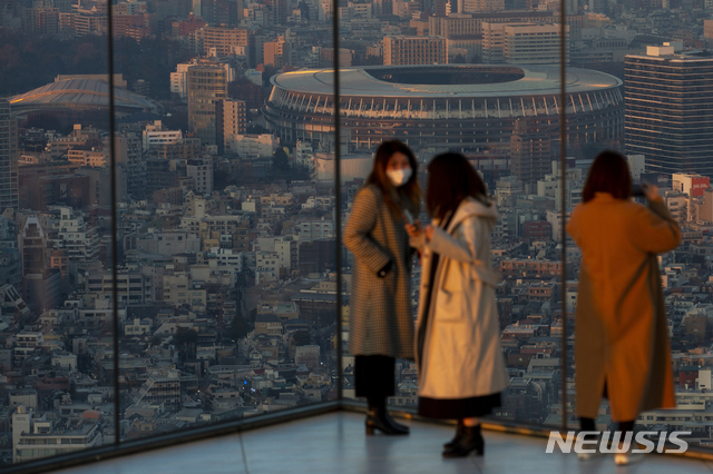 [도쿄=AP/뉴시스]21일 일본 도쿄에 2020 도쿄 올림픽 개막식과 여러 경기가 열릴 예정인 도쿄 국립경기장의 모습이 보인다. 토마스 바흐 IOC 총재와 도쿄올림픽 조직위원회는 2020 도쿄 올림픽이 취소될 것이라는 한 외신 보도에 반발하며 올림픽을 예정대로 주최할 것이라고 밝혔다. 앞서 영국의 더 타임스는 일본 정부가 올해 7월 예정인 도쿄올림픽을 코로나19로 취소할 것으로 내부 결론을 내렸다고 보도한 바 있다. 2021.01.22.