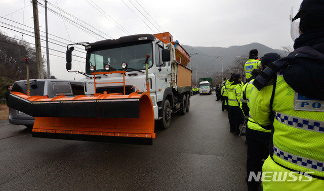 [성주=뉴시스] 이무열 기자 =국방부가 경북 성주 사드(THAAD·고고도미사일방어체계) 기지 공사 장비 반입을 예고한 22일 오전 경북 성주 초전면 소성리 진밭교로 사드 공사 장비를 실은 차량이 들어가고 있다. 2021.01.22.  lmy@newsis.com