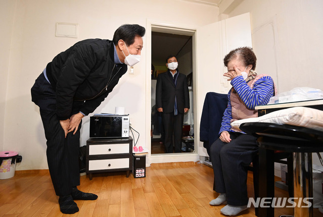 [서울=뉴시스]국회사진기자단 = 서울시장 보궐선거에 출마한 국민의힘 오세훈 전 서울시장이 22일 서울 중랑구 묵동에 거주 중인 1인 가구 어르신 집을 방문해 인사를 하고 있다. 2021.01.22. photo@newsis.com