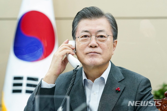 [서울=뉴시스] 문재인 대통령이 22일 오전 청와대에서 카를로스 알바라도 코스타리카 대통령과 통화하고 있다. (사진=청와대 제공) 2021.01.22. photo@newsis.com