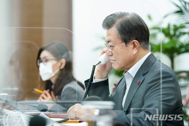 [서울=뉴시스] 문재인 대통령이 22일 오전 청와대에서 카를로스 알바라도 코스타리카 대통령과 통화하고 있다. (사진=청와대 제공) 2021.01.22. photo@newsis.com