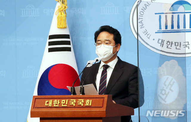 [서울=뉴시스]김진아 기자 = 민병덕 더불어민주당 의원이 22일 오후 서울 여의도 국회 소통관에서 신종 코로나바이러스 감염증(코로나19) 극복을 위한 손실보상 및 상생에 관한 특별법안 발의 관련 기자회견을 하고 있다. (공동취재사진) 2021.01.22. photo@newsis.com