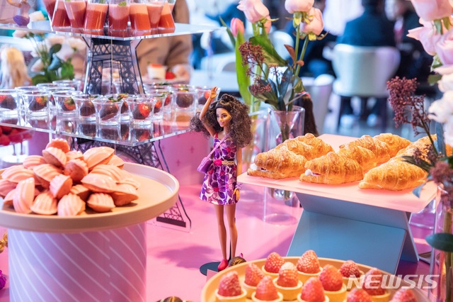 [서울=뉴시스]JW 메리어트 동대문 '더 라운지'의 '살롱 드 딸기 위드 바비'