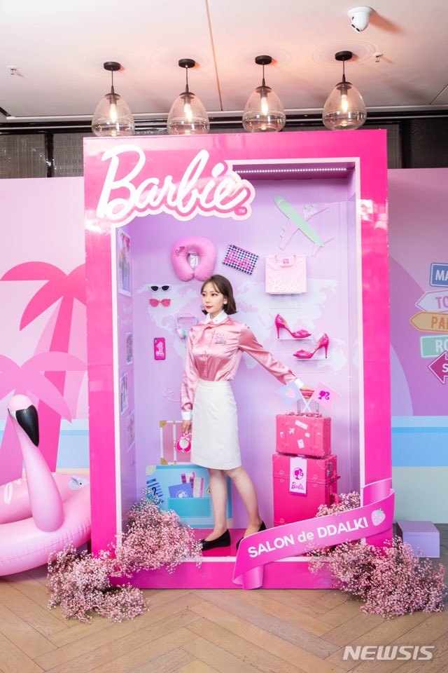 [서울=뉴시스]JW 메리어트 동대문 '더 라운지'의 '살롱 드 딸기 위드 바비'