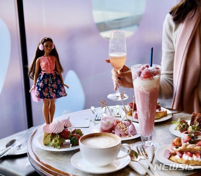 [서울=뉴시스]JW 메리어트 동대문 '더 라운지'의 '살롱 드 딸기 위드 바비'