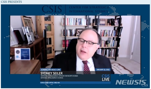 [서울=뉴시스]시드니 사일러 미 국가정보위원회 북한담당관이 22일(현지시간) 전략국제문제연구소(CSIS) 개최 토론회에서 북핵 문제에 관해 발언하고 있다. (사진=CSIS 홈페이지 캡처) 2021.01.23.