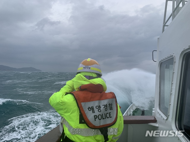 [통영=뉴시스] 신정철 기자= 경남 통영해양경찰서는 23일 오후 3시 47분께 거제시 남부면 갈곶도 인근 해상에서 침몰(추정)된 339t급 대형선망어선의 승선원 10명 가운데 구조못한 3명의 선원 구조에 구조세력(함정 15여척, 항공기 2기), 해군(함정 3척, 항공기 1기)를 현장으로 급파해 해상을 수색하고 있다.(사진=통영해경 제공).2021.01.23. photo@newsis.com&nbsp; 