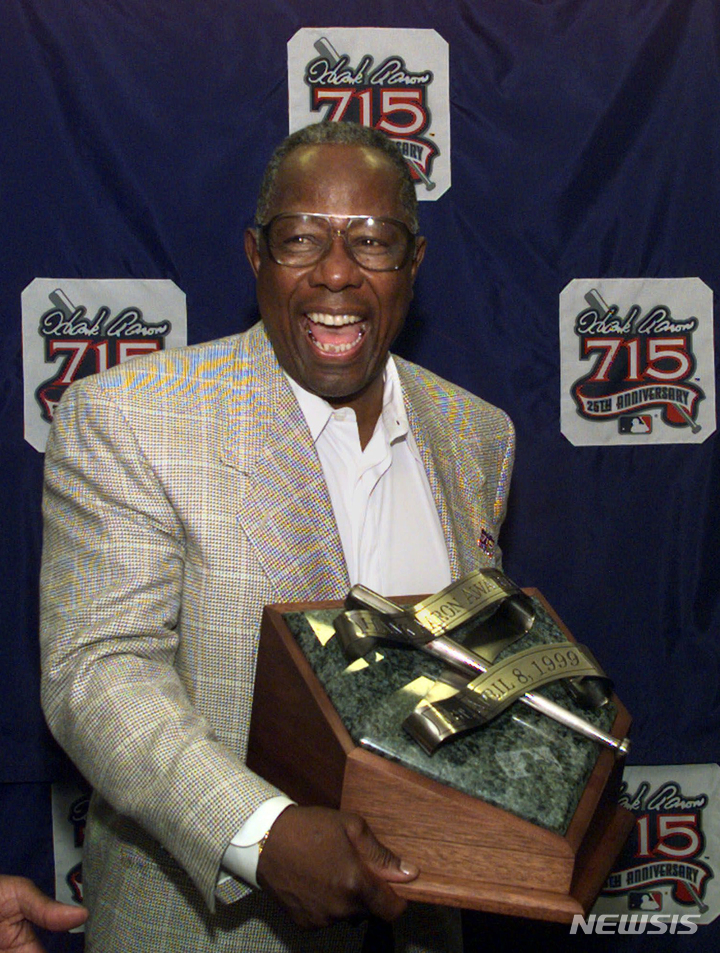 [애틀랜타=AP/뉴시스] 1999년 행크 애런 상 제정 당시 환한 미소를 짓고 있는 행크 애런. 1999.04.08