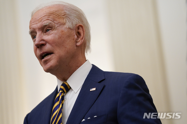 [워싱턴=AP/뉴시스]조 바이든 신임 미국 대통령이 22일(현지시간) 백악관 스테이트다이닝룸에서 발언하고 있다. 2021.01.25.