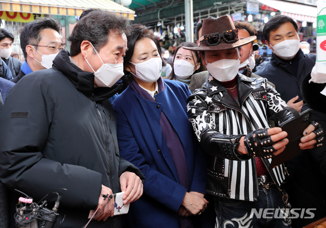 [서울=뉴시스]이윤청 기자 = 이낙연 더불어민주당 대표와 박영선 전 중소벤처기업부 장관이 23일 서울 중구 남대문시장에서 한 시민과 기념촬영을 하고 있다. 2021.01.23. radiohead@newsis.com