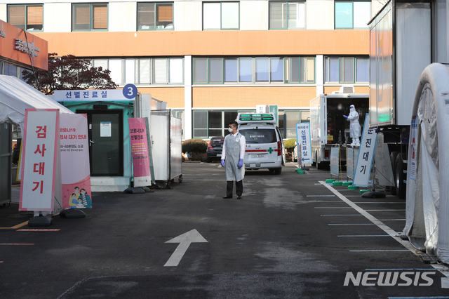 [서울=뉴시스]이윤청 기자 = 최근 일주일간 일평균 국내 발생 신규 확진자 수가 384.14명으로 집계된 23일 서울 중구 국립중앙의료원에 마련된 신종 코로나바이러스 감염증(코로나19) 선별 진료소에서 의료진들이 업무를 보고 있다. 2021.01.23. radiohead@newsis.com