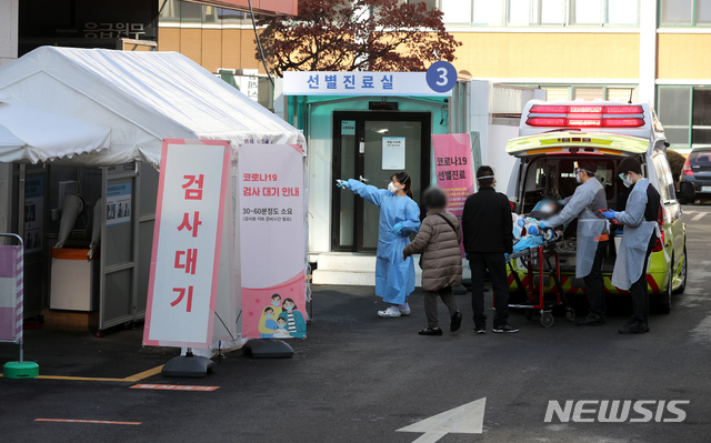 [서울=뉴시스]이윤청 기자 = 최근 일주일간 일평균 국내 발생 신규 확진자 수가 384.14명으로 집계된 23일 서울 중구 국립중앙의료원에 마련된 신종 코로나바이러스 감염증(코로나19) 선별 진료소에서 의료진들이 업무를 보고 있다. 2021.01.23. radiohead@newsis.com