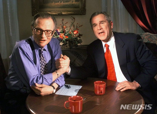  [내슈빌=AP/뉴시스] 미국의 전설적인 토크쇼 진행자 래리 킹(87)이 신종 코로나바이러스 감염증(코로나19)로 23일(현지시간) 사망했다. 1985년부터 2010년까지 CNN의 간판 토크쇼인 ‘래리 킹 라이브’를 진행하며 미국 사회의 화제를 장악했다. 사진은 1999년 당시 대통령 후보로 나선 조지 W.부시와 인터뷰 중 손을 맞잡은 킹(왼쪽)의 모습. 2021.01.23. 