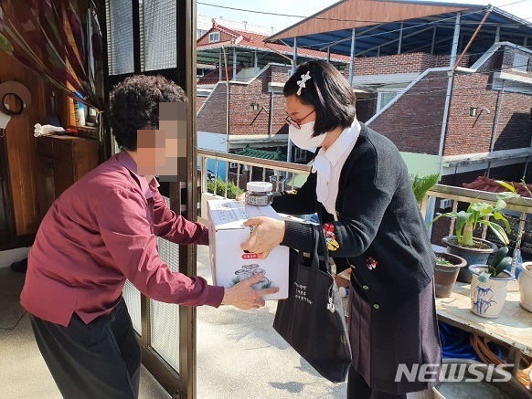 [안동=뉴시스] 어르신에게 생활물품을 지원하는 서비스. (사진=경북도 제공) 2021.01.24