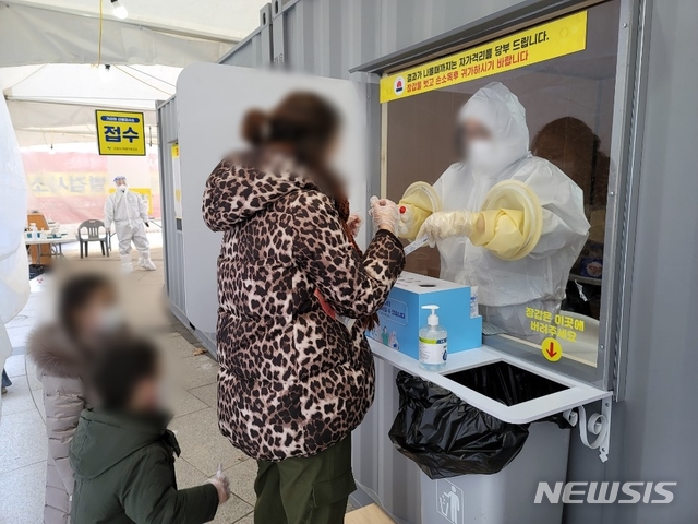 [수원=뉴시스] 박종대 기자= 경기도교육청 소속 보건교사 코로나19 의료봉사 참여 현장. (사진=경기도교육청 제공) 2021.1.24. pjd@newsis.com 