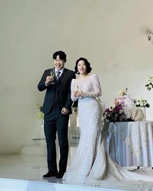 [서울=뉴시스] 23일 결혼식 올린 개그우먼 김영희(오른쪽)와 프로야구 선수 출신 윤승열 (사진 출처=김영희 인스타그램) 2021.01.24. photo@newsis.com 