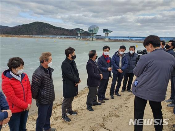 김영식(왼쪽 다섯번째) 의원이 구미보에서 현장 간담회를 하고 있다 (사진=김영식 의원실 제공)