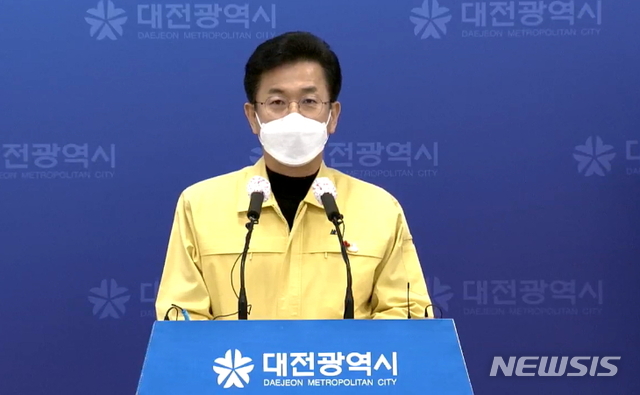 [대전=뉴시스] 허태정 대전시장이 24일 오후 긴급 온라인 브리핑을 통해 비인가 중·고교과정 기숙형 국제학교의 코로나19 집단감염 상황을 설명하고 있다. 