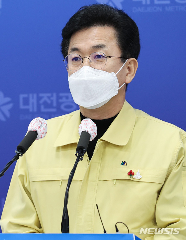 [대전=뉴시스] 허태정 대전시장이 24일 오후 긴급 온라인 브리핑을 통해 비인가 중·고교과정 기숙형 국제학교의 코로나19 집단감염 상황을 설명하고 있다. 