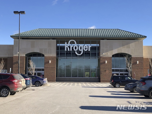 [노비(미 미시간주)=AP/뉴시스]10억5000만 달러(약 1조1063억원)의 메가볼 대박 복권이 판매된 미 미시간주 노비에 있는 크로거 식품범의 23일 모습. 2021.1.24