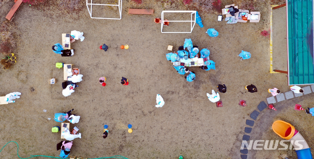 [광주=뉴시스] 류형근 기자 = 24일 오전 광주 북구 신용동 한 유치원에서 방역당국이 어린이들을 대상으로 신종 코로나바이러스 감염증(코로나19) 전수 검사를 하고 있다. 2021.01.24. hgryu77@newsis.com