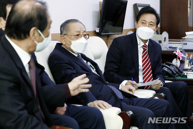 [서울=뉴시스]최동준 기자 = 서울시장 보궐선거 출마를 선언한 오세훈 전 서울시장이 24일 서울 용산구 대한노인회 서울시연합회를 방문해 간담회 참석자들 의견을 듣고 있다. 2021.01.24. photocdj@newsis.com