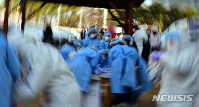 [광주=뉴시스] 류형근 기자 = 24일 오전 광주 북구 신용동 한 유치원에서 방역당국이 어린이들을 대상으로 신종 코로나바이러스 감염증(코로나19) 전수 검사를 하고 있다. 2021.01.24. hgryu77@newsis.com