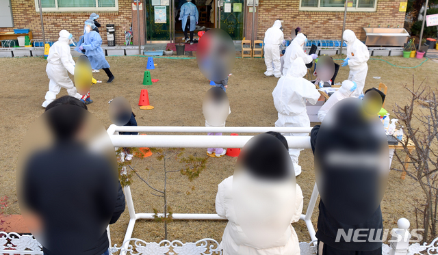 [광주=뉴시스] 류형근 기자 = 24일 오전 광주 북구 신용동 한 유치원에서 방역당국이 어린이들을 대상으로 신종 코로나바이러스 감염증(코로나19) 전수 검사를 하고 있다. 2021.01.24. hgryu77@newsis.com