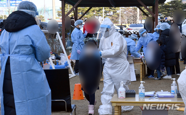 [광주=뉴시스] 류형근 기자 = 24일 오전 광주 북구 신용동 한 유치원에서 방역당국이 어린이들을 대상으로 신종 코로나바이러스 감염증(코로나19) 전수 검사를 하고 있다. 2021.01.24. hgryu77@newsis.com