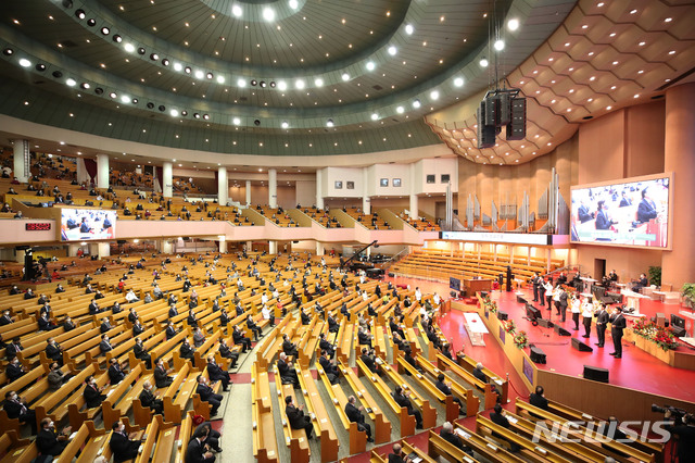 [서울=뉴시스]홍효식 기자 = 신종 코로나바이러스 감염증(코로나19) 사회적 거리두기 일부 완화된 조정으로 대면 종교활동이 재개된 24일 서울 영등포구 여의도 순복음교회에서 대면 예배가 진행되고 있다. (사진=여의도순복음교회 제공) 2021.01.24. photo@newsis.com