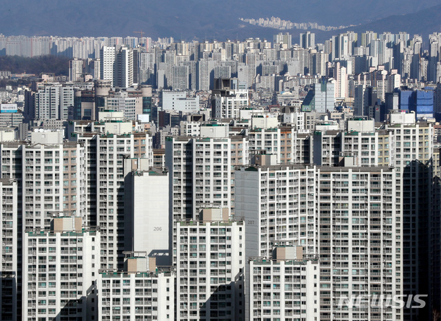 [서울=뉴시스]김병문 기자 = 전세 매물 부족 여파로 서울 아파트 전셋값이 82주 연속 상승을 이어가고 있는 24일 오후 서울 송파구 롯데월드타워 전망대 서울스카이에서 서울 시내 아파트 단지가 보이고 있다. 2021.01.24. dadazon@newsis.com