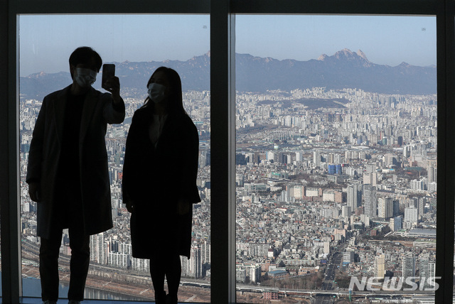 [서울=뉴시스]김병문 기자 = 롯데월드타워 전망대 서울스카이에서 서울 시내 아파트 단지. 2021.01.24. dadazon@newsis.com