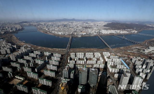 [서울=뉴시스]김병문 기자 = 서울 송파구 롯데월드타워 전망대 서울스카이에서 서울 시내 아파트 단지가 보이고 있다. 2021.01.24. dadazon@newsis.com