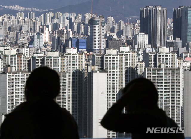 [서울=뉴시스] 김병문 기자 = 서울 송파구 롯데월드타워 전망대 서울스카이에서 서울 시내 아파트 단지가 보이고 있다. 2021.01.24. dadazon@newsis.com 이 사진은 기사 내용과 직접적 관련 없음