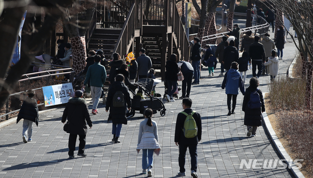 [과천=뉴시스]조수정 기자 = 낮 최고기온 12도의 완연한 봄날씨를 보인 24일 과천 서울대공원 동물원에서 행락객들이 나들이를 즐기고 있다. 2021.01.24. chocrystal@newsis.com