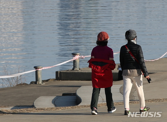 [서울=뉴시스]조수정 기자 = 낮 최고기온 12도의 완연한 봄날씨를 보인 24일 서울 여의도 한강공원에서 시민들이 나들이를 즐기고 있다. 2021.01.24. chocrystal@newsis.com