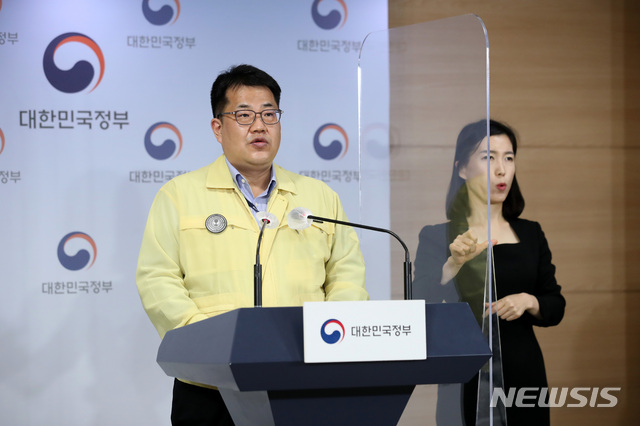 [서울=뉴시스]김선웅 기자 = 손영래 중앙사고수습본부 사회전략반장이 24일 오후 서울 종로구 정부서울청사에서 신종 코로나바이러스 감염증(코로나19) 대응 현황 등을 브리핑하고 있다. 2021.01.24. mangusta@newsis.com