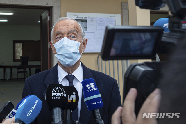 [AP/뉴시스]24일 대선투표 후 기자회견하는 마르셀루 헤벨루 드소자 포르투갈대통령. 그는 출구조사 결과 최고 62%의 득표율을 보여 5년간 재임이 가능하게 되었다. 